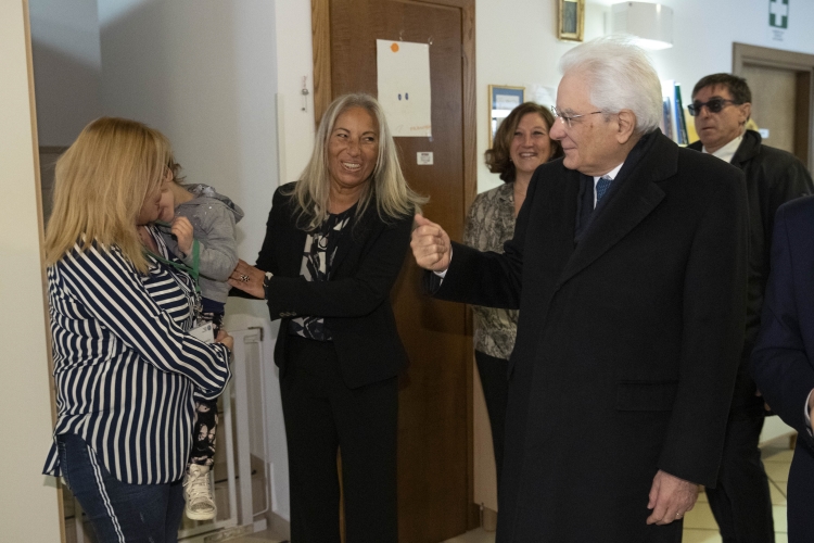 Il Presidente della Repubblica Sergio Mattarella con Maria Grazia Giuffrida, Presidente dell'Istituto, in occasione della visita per la cerimonia dei 600 anni dell'Istituto degli Innocenti di Firenze
