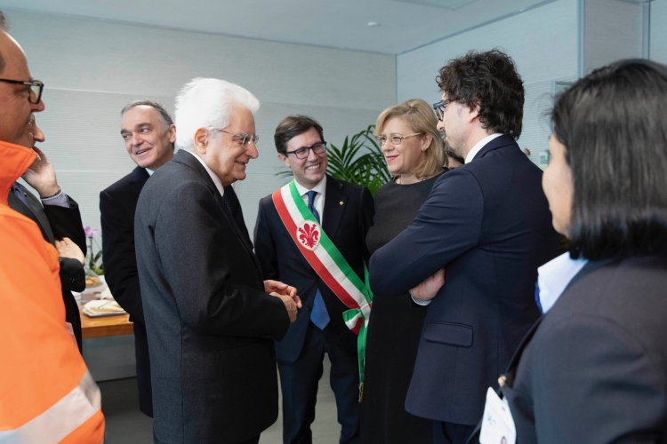 Il Presidente della Repubblica Sergio Mattarella all'Aeroporto di Peretola,saluta il Commissario Europeo per le politiche regionali,in occasione della cerimonia di inaugurazione del tratto T2 della tramvia di Firenze