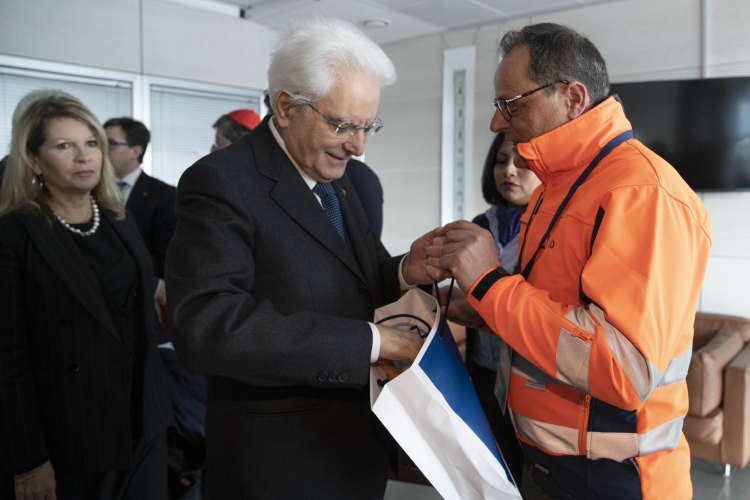 Il Presidente della Repubblica Sergio Mattarella all'Aeroporto di Peretola,saluta l'operaio del Consorzio Pasquale Bellezza,in occasione della cerimonia di inaugurazione del tratto T2 della tramvia di Firenze.
