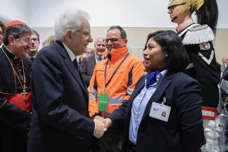 Il Presidente della Repubblica Sergio Mattarella all'Aeroporto di Peretola,saluta la Sig Ines autista del Tram, in occasione della cerimonia di inaugurazione del tratto T2 della tramvia di Firenze