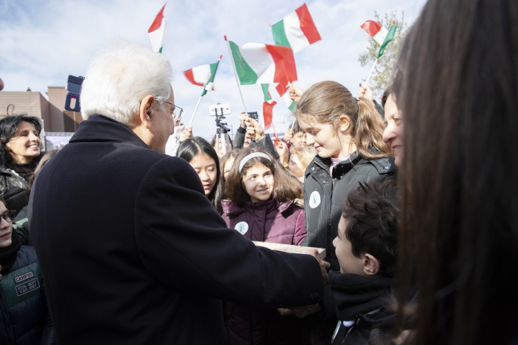 Il Presidente della Repubblica Sergio Mattarella saluta una scolaresca,in occasione della cerimonia di inaugurazione del tratto T2 della tramvia di Firenze