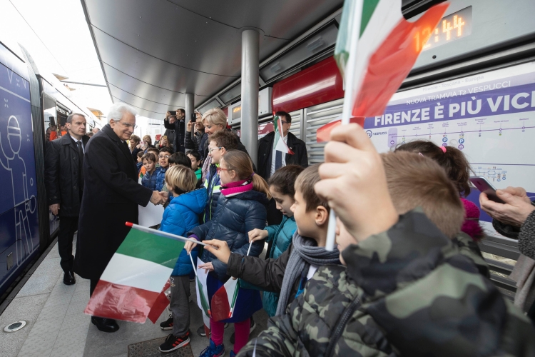 Il Presidente della Repubblica Sergio Mattarella saluta una scolaresca ad una fermata del tratto T2 della tramvia di Firenze