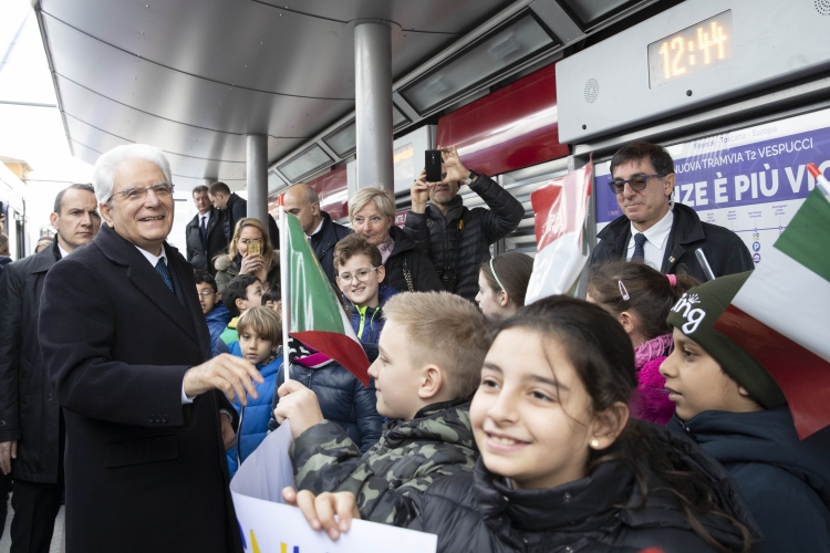 Il Presidente della Repubblica Sergio Mattarella saluta una scolaresca,in occasione della cerimonia di inaugurazione del tratto T2 della tramvia di Firenze