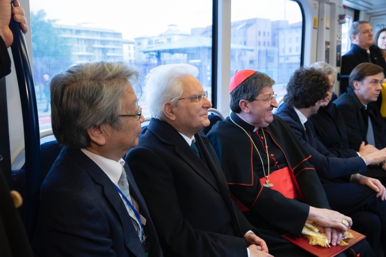Il Presidente della Repubblica Sergio Mattarella,durante il trasferimento sul nuovo tratto T2 della tramvia di Firenze