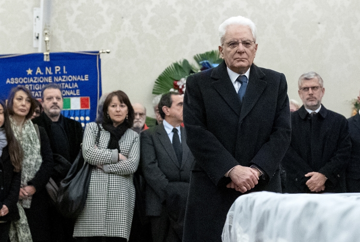 Il Presidente Sergio Mattarella rende omaggio alla Camera ardente dell’On. Prof. Adriano Ossicini.