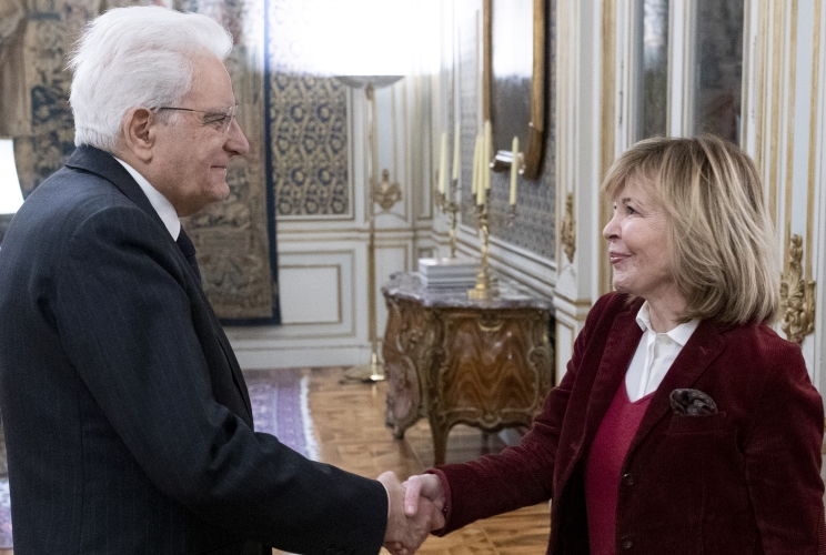Il Presidente Sergio Mattarella accoglie la Sig.ra Patrizia Nitti, in occasione dell'incontro con una delegazione della Fondazione Francesco Saverio Nitti e del Comitato per le Celebrazioni del Centenario del Governo Nitti