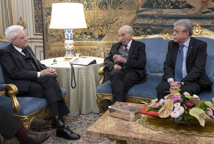 Il Presidente Sergio Mattarella con Giuliano Amato, Presidente del Comitato per le Celebrazioni del Centenario del Governo Nitti, e Stefano Rolando, Presidente della Fondazione Francesco Saverio Nitti, nel corso dell'incontro con una delegazione della Fondazione e del Comitato