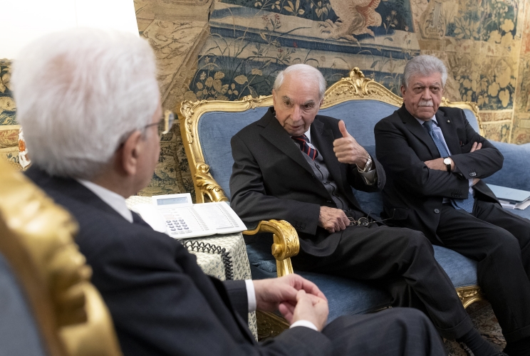Il Presidente Sergio Mattarella con Giuliano Amato, Presidente del Comitato per le Celebrazioni del Centenario del Governo Nitti, e Stefano Rolando, Presidente della Fondazione Francesco Saverio Nitti, nel corso dell'incontro con una delegazione della Fondazione e del Comitato
