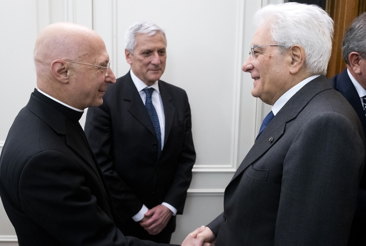 Il Presidente Sergio Mattarella con S.Em. Rev.ma il Cardinale Angelo Bagnasco, Presidente del Consiglio delle Conferenze Episcopali Europee e il Prof. Massimo Luciani, Ordinario di diritto costituzionale presso la Facoltà di Giurisprudenza della Sapienza – Università di Roma, relatori del convegno dal titolo “Unione Europea: un percorso comune valorizzato dall’armonia tra identità diverse”