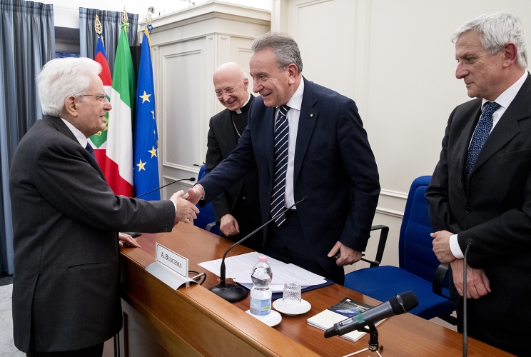 Il Presidente Sergio Mattarella con il Dott. Angelo Buscema, Presidente della Corte dei Conti, S.Em. Rev.ma il Cardinale Angelo Bagnasco, Presidente del Consiglio delle Conferenze Episcopali Europee e il Prof. Massimo Luciani, Ordinario di diritto costituzionale presso la Facoltà di Giurisprudenza della Sapienza – Università di Roma, relatori del convegno dal titolo “Unione Europea: un percorso comune valorizzato dall’armonia tra identità diverse”