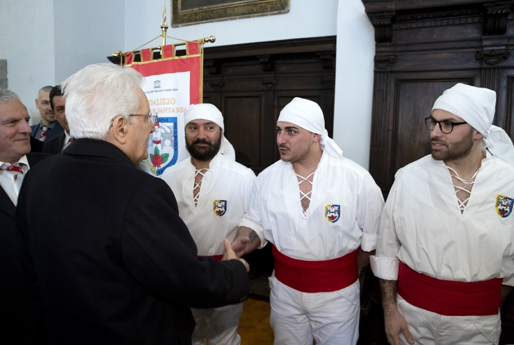 Il Presidente Sergio Mattarella saluta una rappresentanza di facchini di Santa Rosa 