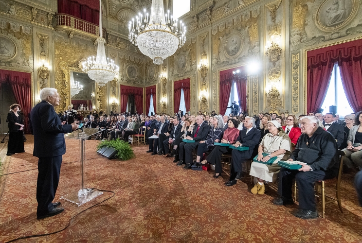 Il Presidente Sergio Mattarella in occasione della cerimonia di consegna delle onorificenze OMRI conferite “motu proprio” dal Presidente della Repubblica a cittadini distintisi per atti di eroismo e impegno civile