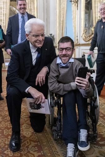 Il Presidente Sergio Mattarella con Iacopo Melio, in occasione della cerimonia di consegna delle onorificenze OMRI conferite “motu proprio” dal Presidente della Repubblica a cittadini distintisi per atti di eroismo e impegno civile
