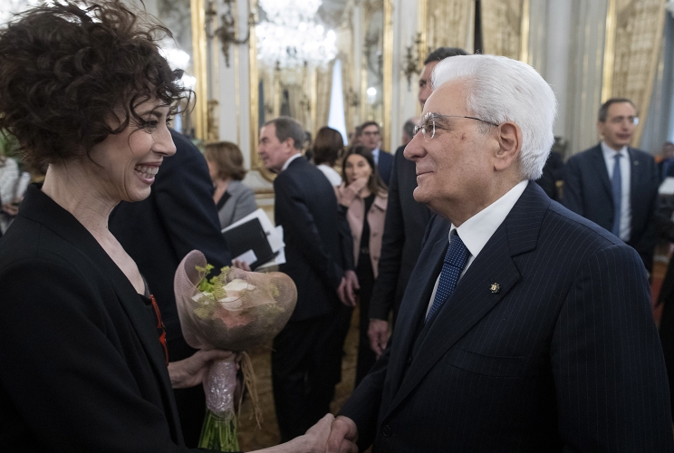 Roma - Il Presidente della Repubblica Sergio Mattarella con Veronica Pivetti, in occasione della cerimonia di consegna delle onorificenze OMRI conferite “motu proprio” dal Presidente della Repubblica a cittadini distintisi per atti di eroismo e impegno civile, oggi 4 marzo 2019.
(Foto di Paolo Giandotti - Ufficio per la Stampa e la Comunicazione della Presidenza della Repubblica)