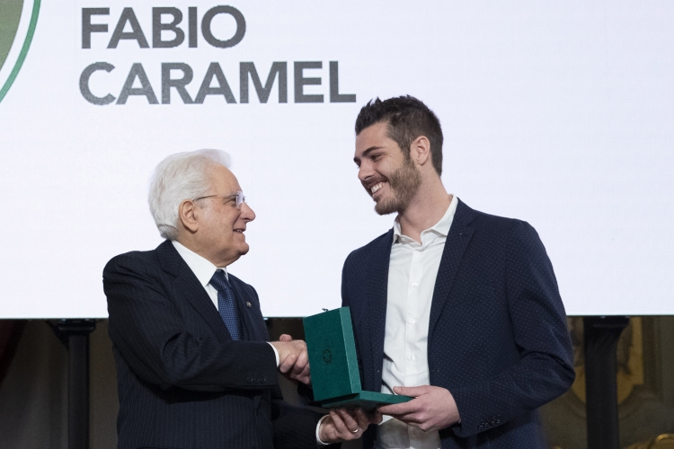 Il Presidente Sergio Mattarella premia Fabio Caramel, in occasione della cerimonia di consegna delle onorificenze OMRI conferite “motu proprio” dal Presidente della Repubblica a cittadini distintisi per atti di eroismo e impegno civile 
