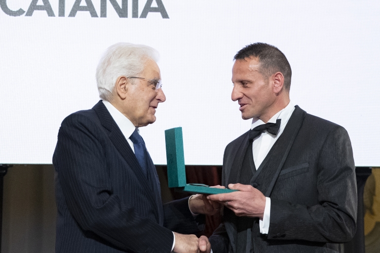 Il Presidente Sergio Mattarella consegna al Sig. Vito Massimo Catania l' onorificenze OMRI conferite “motu proprio” dal Presidente della Repubblica a cittadini distintisi per atti di eroismo e impegno civile. 

