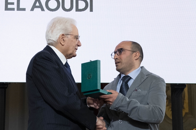 Il Presidente Sergio Mattarella consegna al Sig. Mustapha El Aoudi l' onorificenze OMRI conferite “motu proprio” dal Presidente della Repubblica a cittadini distintisi per atti di eroismo e impegno civile. 
