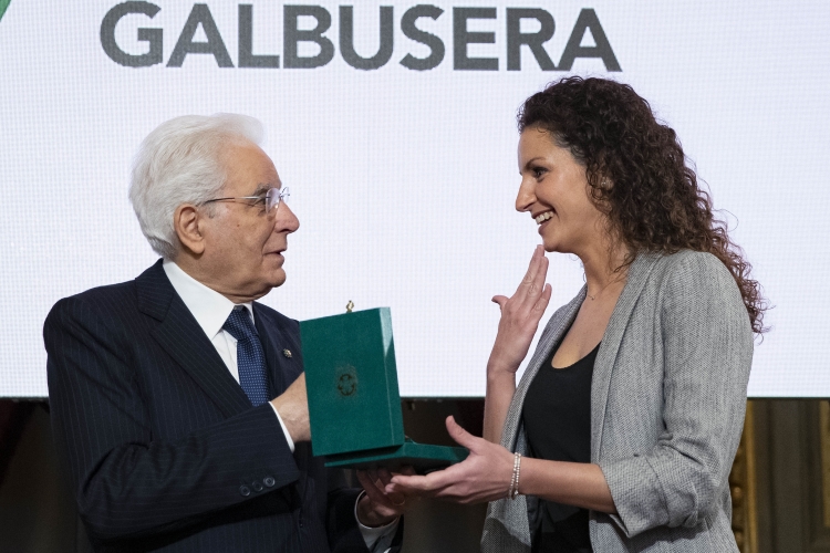 Il Presidente Sergio Mattarella consegna alla Sig.ra Ilaria Galbusera l' onorificenze OMRI conferite “motu proprio” dal Presidente della Repubblica a cittadini distintisi per atti di eroismo e impegno civile. 
