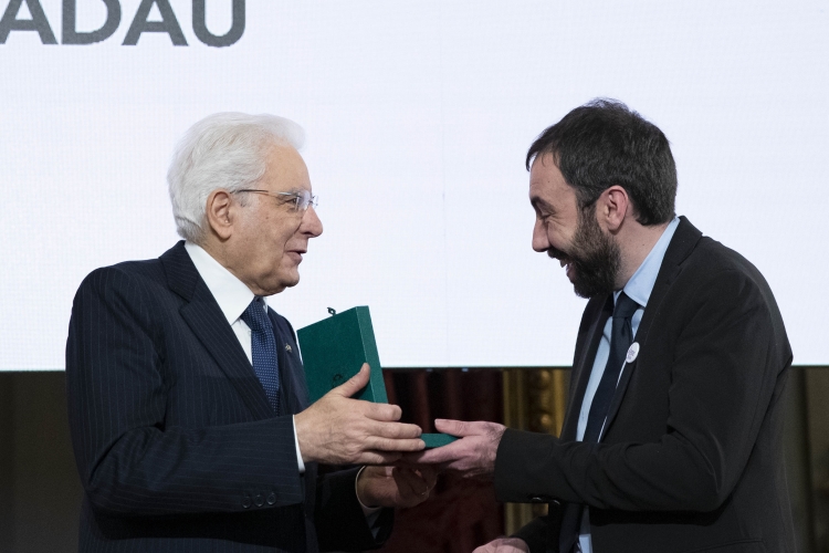 Il Presidente Sergio Mattarella consegna al Sig. Claudio Madau, l' onorificenze OMRI conferite “motu proprio” dal Presidente della Repubblica a cittadini distintisi per atti di eroismo e impegno civile. 
