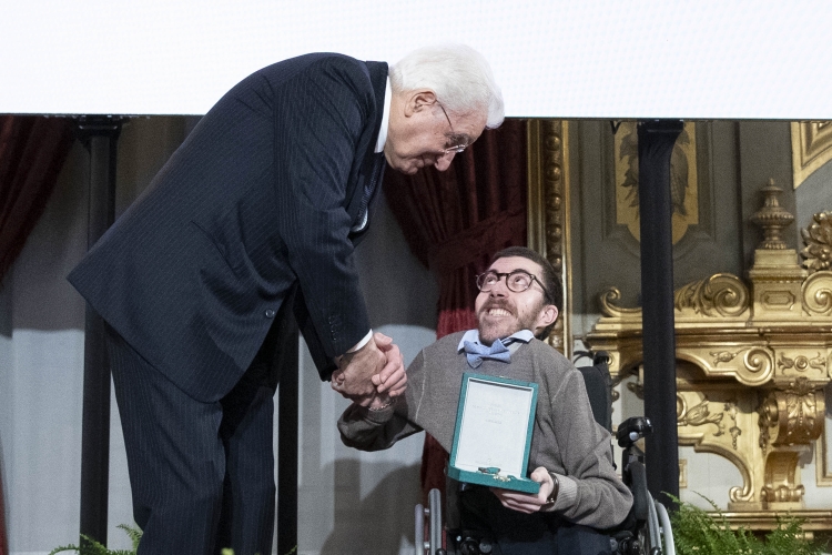 Il Presidente Sergio Mattarella consegna al Sig.Iacopo Melio, l' onorificenze OMRI conferite “motu proprio” dal Presidente della Repubblica a cittadini distintisi per atti di eroismo e impegno civile. 
