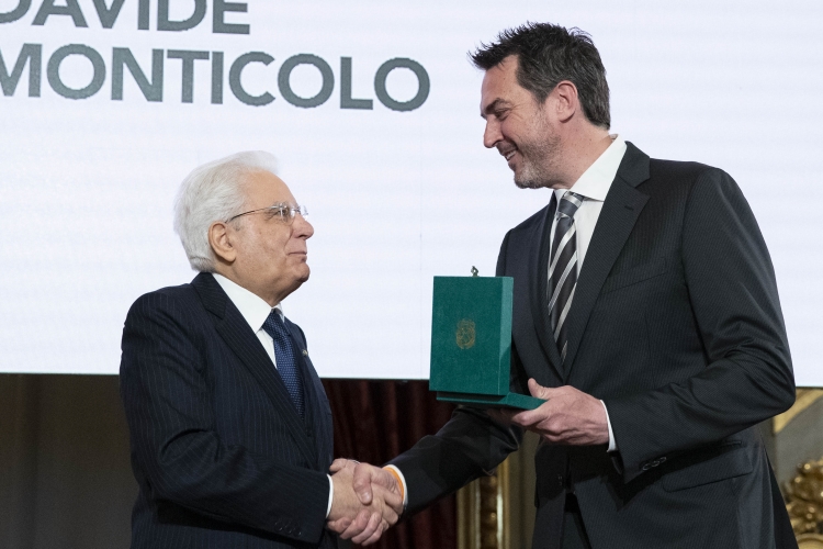 Il Presidente Sergio Mattarella consegna al Sig.Davide Monticolo, l' onorificenze OMRI conferite “motu proprio” dal Presidente della Repubblica a cittadini distintisi per atti di eroismo e impegno civile. 
