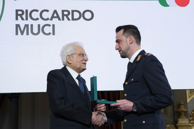 Il Presidente Sergio Mattarella consegna al Sig.Riccardo Muci, l' onorificenze OMRI conferite “motu proprio” dal Presidente della Repubblica a cittadini distintisi per atti di eroismo e impegno civile. 
