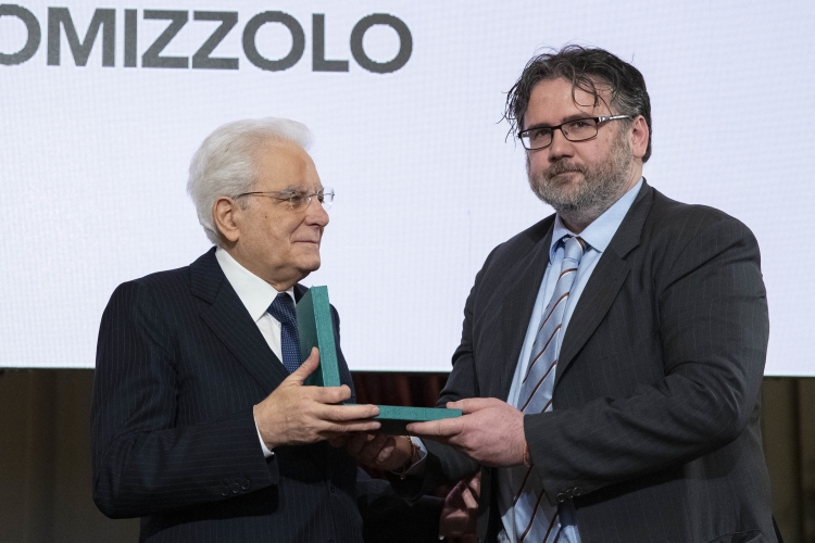 Il Presidente Sergio Mattarella consegna al Sig.Marco Omizzolo, l' onorificenze OMRI conferite “motu proprio” dal Presidente della Repubblica a cittadini distintisi per atti di eroismo e impegno civile. 
