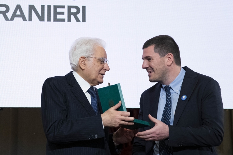 Il Presidente Sergio Mattarella consegna al Sig.Marco Ranieri, l' onorificenze OMRI conferite “motu proprio” dal Presidente della Repubblica a cittadini distintisi per atti di eroismo e impegno civile. 
