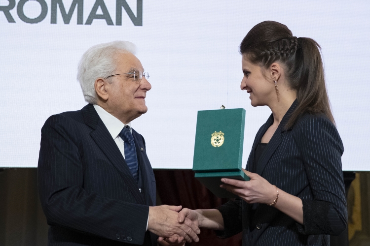 Il Presidente Sergio Mattarella consegna alla Sig.ra Roxana Roman,l' onorificenze OMRI conferite “motu proprio” dal Presidente della Repubblica a cittadini distintisi per atti di eroismo e impegno civile. 
