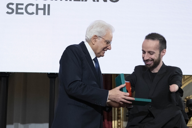 Il Presidente Sergio Mattarella consegna al Sig.Massimiliano Sechi,l' onorificenze OMRI conferite “motu proprio” dal Presidente della Repubblica a cittadini distintisi per atti di eroismo e impegno civile. 
