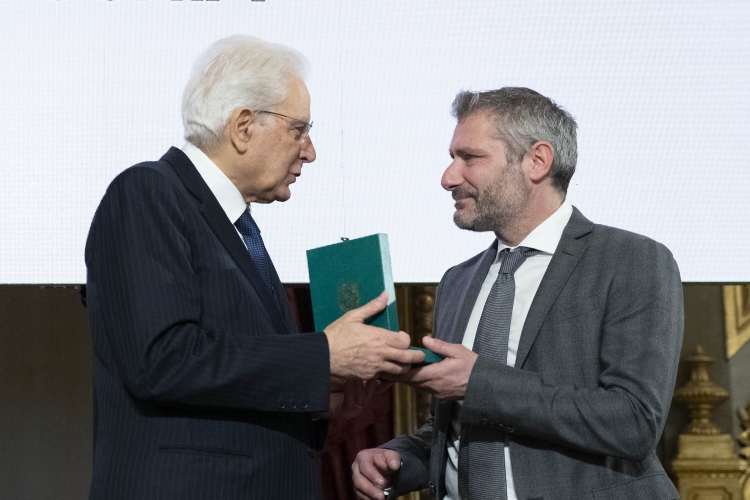 Il Presidente Sergio Mattarella consegna al Sig.Igor Trocchia,l' onorificenze OMRI conferite “motu proprio” dal Presidente della Repubblica a cittadini distintisi per atti di eroismo e impegno civile. 
