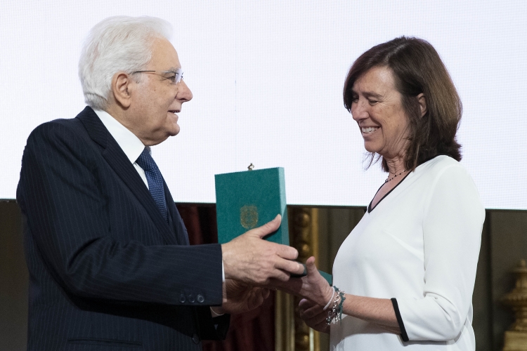 Il Presidente Sergio Mattarella consegna alla Sig.ra Maria Tiziana Andriani,l' onorificenze OMRI conferite “motu proprio” dal Presidente della Repubblica a cittadini distintisi per atti di eroismo e impegno civile. 
