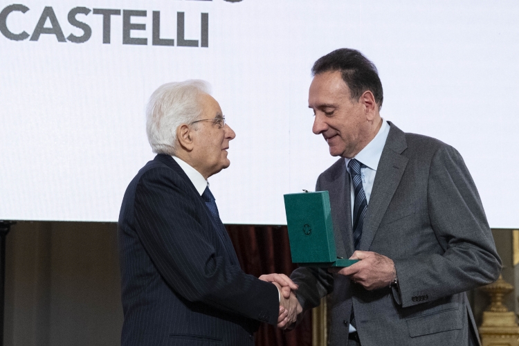Il Presidente Sergio Mattarella consegna al Sig.Vincenzo Castelli,l' onorificenze OMRI conferite “motu proprio” dal Presidente della Repubblica a cittadini distintisi per atti di eroismo e impegno civile. 
