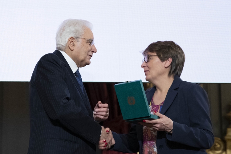 Il Presidente Sergio Mattarella consegna alla Sig.ra Maria Rosaria Coppola,l' onorificenze OMRI conferite “motu proprio” dal Presidente della Repubblica a cittadini distintisi per atti di eroismo e impegno civile. 
