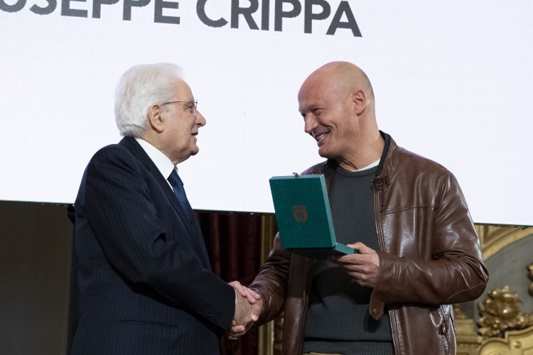 Il Presidente Sergio Mattarella consegna al Sig.Roberto Luigi Giuseppe Crippa,l' onorificenze OMRI conferite “motu proprio” dal Presidente della Repubblica a cittadini distintisi per atti di eroismo e impegno civile. 
