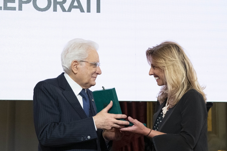Il Presidente Sergio Mattarella consegna alla Sig.ra Roberta Leporati,l' onorificenze OMRI conferite “motu proprio” dal Presidente della Repubblica a cittadini distintisi per atti di eroismo e impegno civile. 
