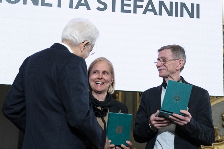 Il Presidente Sergio Mattarella consegna alla Sig.ra Simonetta Stefaninie al Sig.Nilo Mattugini,l' onorificenze OMRI conferite “motu proprio” dal Presidente della Repubblica a cittadini distintisi per atti di eroismo e impegno civile. 
