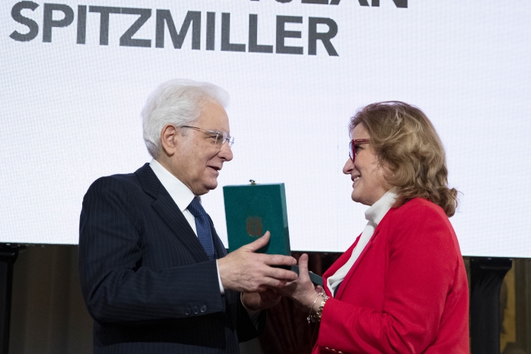 Il Presidente Sergio Mattarella consegna alla Sig.ra Rebecca Jean Spitzmiller,l' onorificenze OMRI conferite “motu proprio” dal Presidente della Repubblica a cittadini distintisi per atti di eroismo e impegno civile. 
