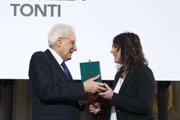 Il Presidente Sergio Mattarella consegna alla Sig.ra Rosella Tonti,l' onorificenze OMRI conferite “motu proprio” dal Presidente della Repubblica a cittadini distintisi per atti di eroismo e impegno civile. 
