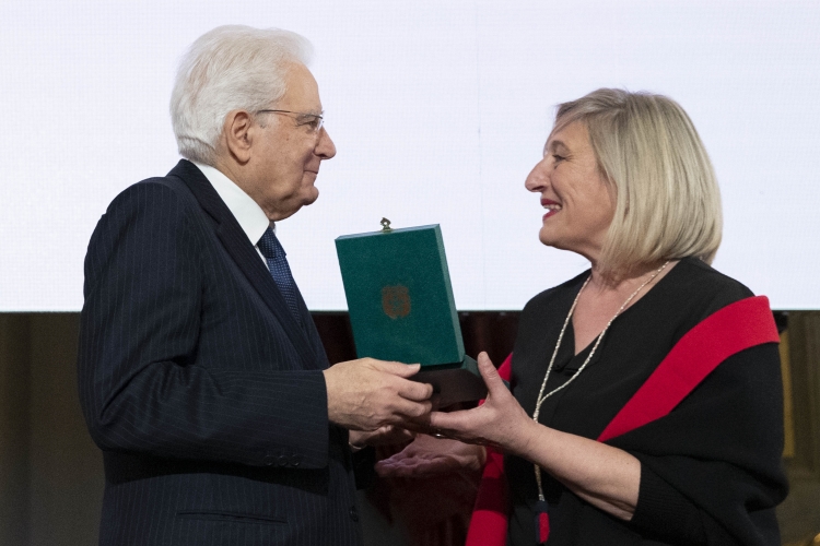 Il Presidente Sergio Mattarella consegna alla Sig.ra Annalisa Ubertoni,l' onorificenze OMRI conferite “motu proprio” dal Presidente della Repubblica a cittadini distintisi per atti di eroismo e impegno civile. 

