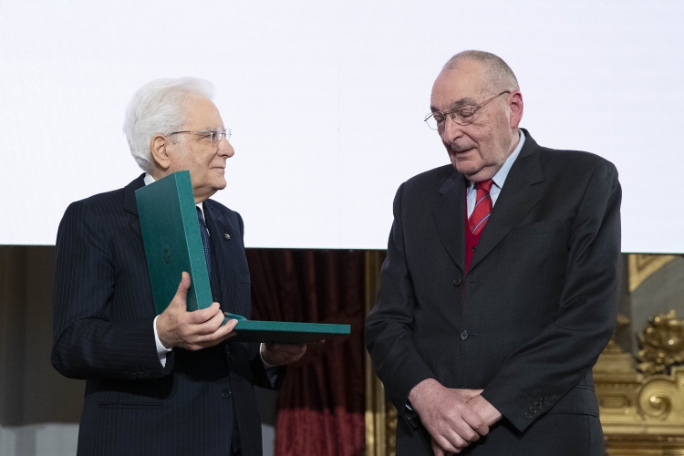 Il Presidente Sergio Mattarella consegna al Sig.Aldo Chiavari,l' onorificenze OMRI conferite “motu proprio” dal Presidente della Repubblica a cittadini distintisi per atti di eroismo e impegno civile. 
