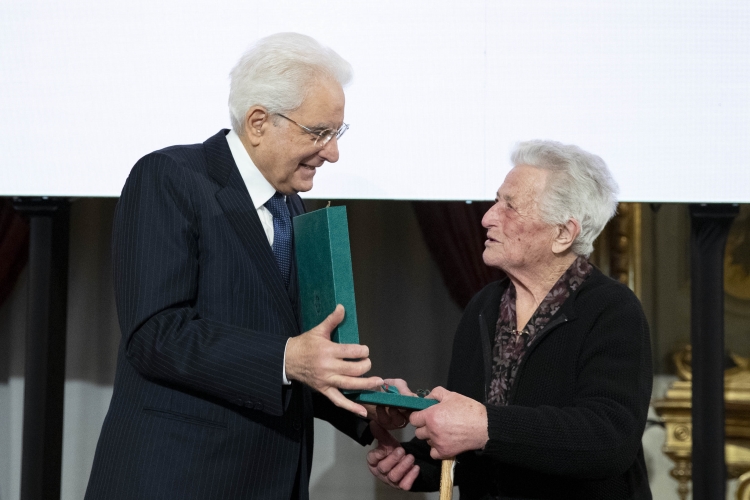 Il Presidente Sergio Mattarella consegna alla Sig.ra Irma Dall’Armellina,l' onorificenze OMRI conferite “motu proprio” dal Presidente della Repubblica a cittadini distintisi per atti di eroismo e impegno civile. 

