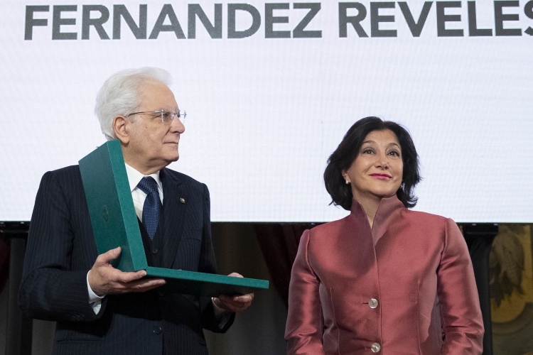 Il Presidente Sergio Mattarella consegna alla Sig.ra Carmen Isabel Fernandez Reveles,l' onorificenze OMRI conferite “motu proprio” dal Presidente della Repubblica a cittadini distintisi per atti di eroismo e impegno civile. 
