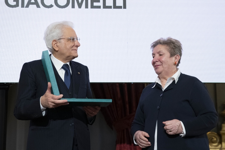 Il Presidente Sergio Mattarella consegna alla Sig.ra Germana Giacomelli,l' onorificenze OMRI conferite “motu proprio” dal Presidente della Repubblica a cittadini distintisi per atti di eroismo e impegno civile. 
