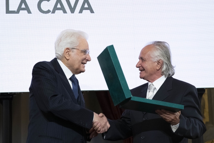 Il Presidente Sergio Mattarella consegna al Sig.Antonio La Cava,l' onorificenze OMRI conferite “motu proprio” dal Presidente della Repubblica a cittadini distintisi per atti di eroismo e impegno civile. 
