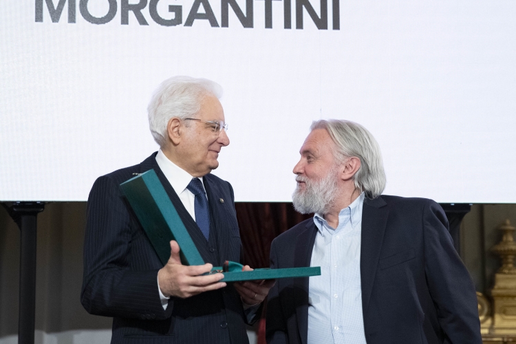 Il Presidente Sergio Mattarella consegna al Sig.Roberto Morgantini,l' onorificenze OMRI conferite “motu proprio” dal Presidente della Repubblica a cittadini distintisi per atti di eroismo e impegno civile. 
