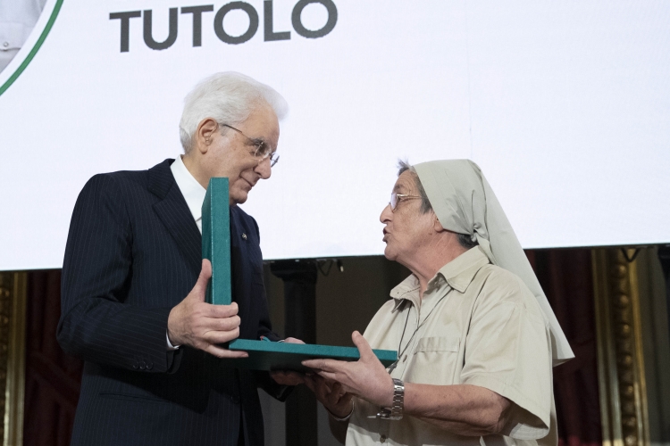 Il Presidente Sergio Mattarella consegna a Suor Elvira Tutolo,l' onorificenze OMRI conferite “motu proprio” dal Presidente della Repubblica a cittadini distintisi per atti di eroismo e impegno civile. 
