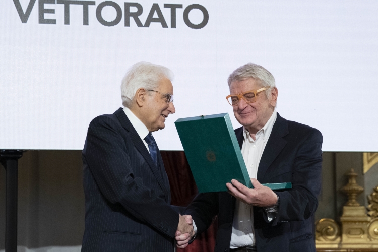 Il Presidente Sergio Mattarella consegna al Sig.Carlo Vettorato,l' onorificenze OMRI conferite “motu proprio” dal Presidente della Repubblica a cittadini distintisi per atti di eroismo e impegno civile. 
