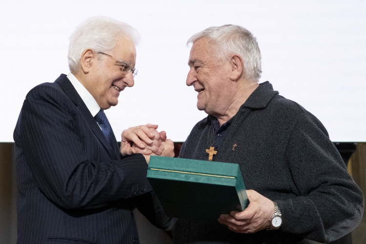Il Presidente Sergio Mattarella consegna a Don Eugenio Renzo Zocca,l' onorificenze OMRI conferite “motu proprio” dal Presidente della Repubblica a cittadini distintisi per atti di eroismo e impegno civile. 
