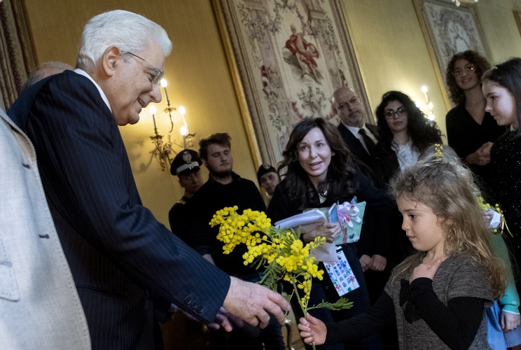 Il Presidente Sergio Mattarella riceve una mimosa da una delle bambine vincitrici del concorso nazionale promosso dal Ministero dell’Istruzione, dell’Università e della Ricerca dal titolo “Mai più schiave”, in occasione della celebrazione della Giornata Internazionale della Donna